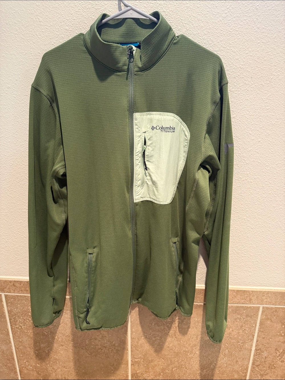 Columbia Olive Green Lightweight Jacket with Light Green Chest Pocket